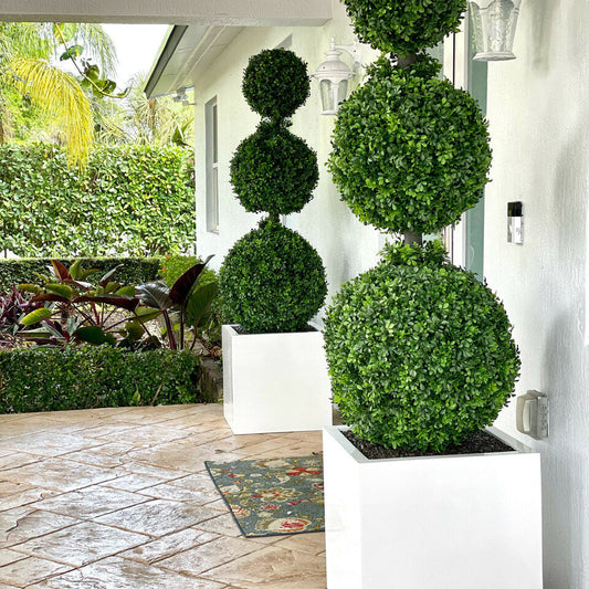 Dreifach-Kugel-Topiary im großen Block-Pflanzgefäß aus Fiberglas