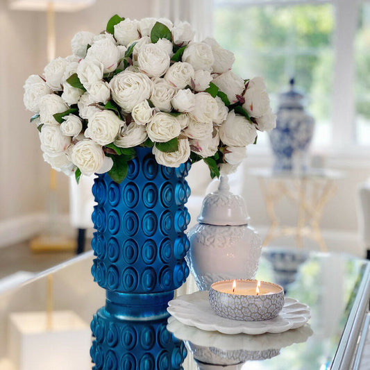 Weiße Englische Rosen in strukturierter blauer Vase