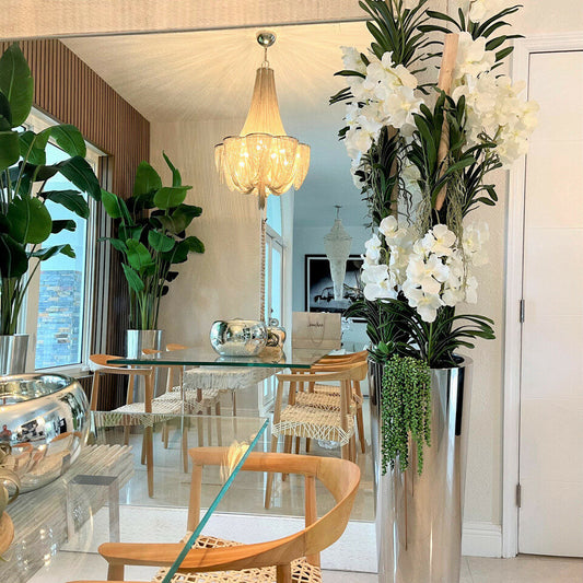 Weiße Vanda-Blüten im eleganten Edelstahlgefäß