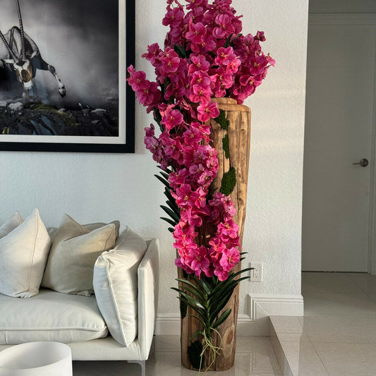 Pinke Vanda-Orchideen in großer Teakholzvase mit natürlicher Kante