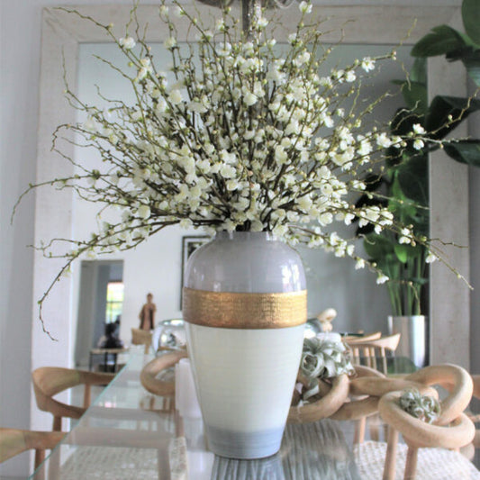 Kirschblütenzweige in der Goddess-Vase