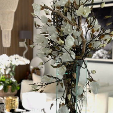 Weiße Magnolien in 20-Zoll-Vase „Modern Home“