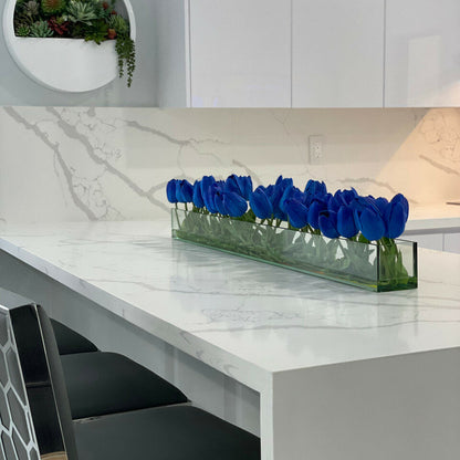Blaue Tulpen in moderner Glasvase