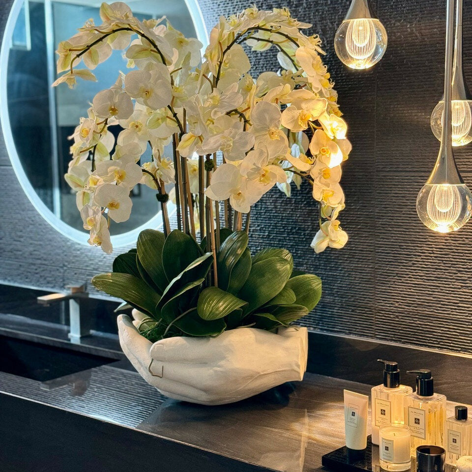 Weiße Phalaenopsis-Orchideen in Skulpturvase „Offene Hände“