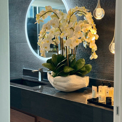Weiße Phalaenopsis-Orchideen in Skulpturvase „Offene Hände“