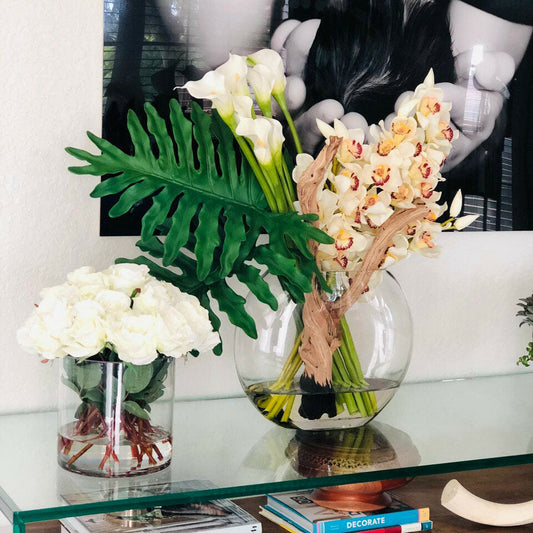 Cymbidium-Orchideen und Calla-Lilien in Lunarvase